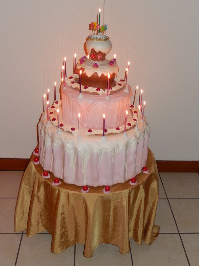 Gâteau d'anniversaire sur table